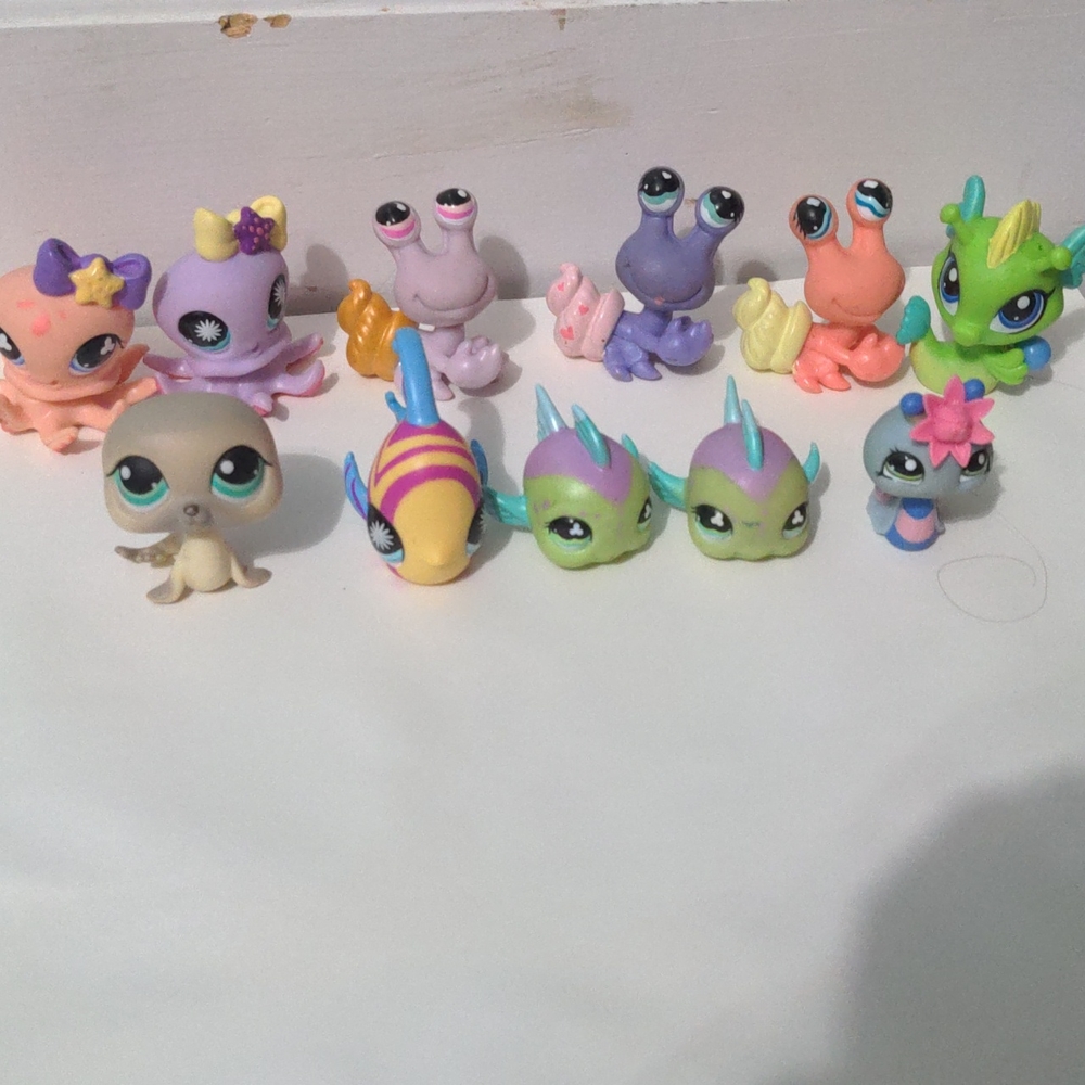 Bundle of littlest pet shops, houses, and accessories - Picture 4 of 17